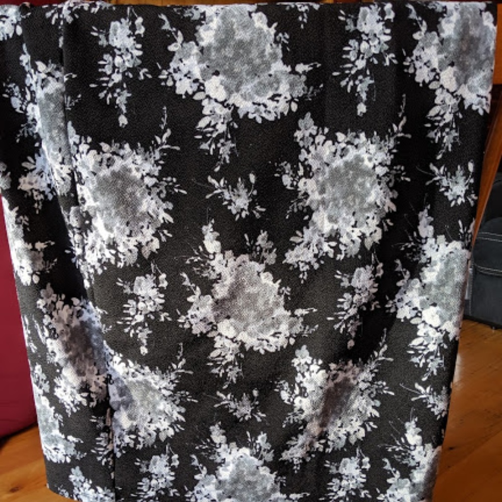 Black and White Floral Cassie
